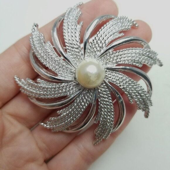Vintage Sarah Coventry Silver Tone Flower Shape Brooch, Retro 80s Style - Picture 6 of 7